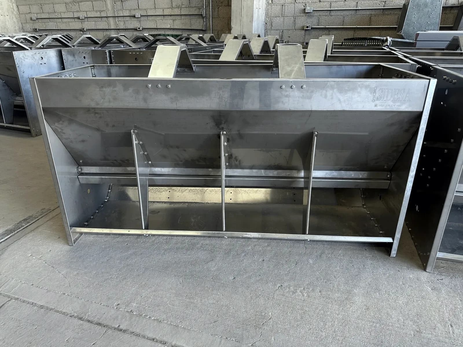 Comederos de acero inoxidable listos para entrega